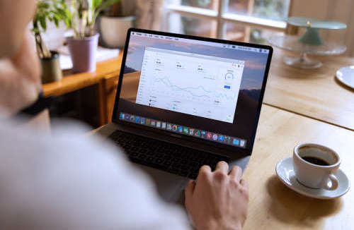 Coffee at computer by Firmbee, Pixabay