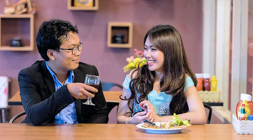 Man and woman in conversation by Sasint Tipchai, Pixabay